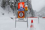 Nebezpečím zůstávají laviny. U tyrolské obce St. Anton am Arlberg zahynul 16letý hoch, kterého ve středu pozdě odpoledne smetla lavina. Mladík se svou německo-australskou rodinou lyžoval mimo sjezdovku.