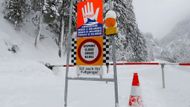 Nebezpečím zůstávají laviny. U tyrolské obce St. Anton am Arlberg zahynul 16letý hoch, kterého ve středu pozdě odpoledne smetla lavina. Mladík se svou německo-australskou rodinou lyžoval mimo sjezdovku.