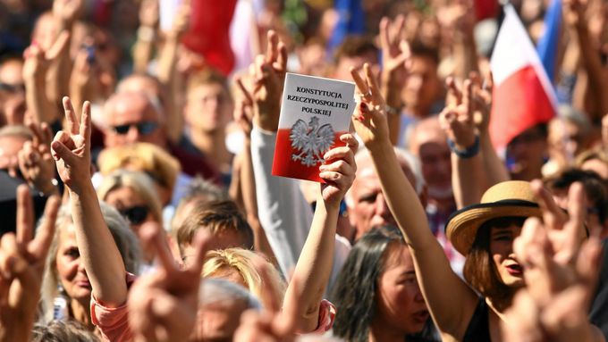 Demonstrant s kopií polské ústavy.