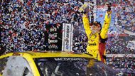 ...a z triumfu se radoval ten třetí vzadu. Přitom Michael McDowell při svém 358. startu vyhrál podnik elitní kategorie NASCAR, Sprint Cupu, vůbec poprvé.