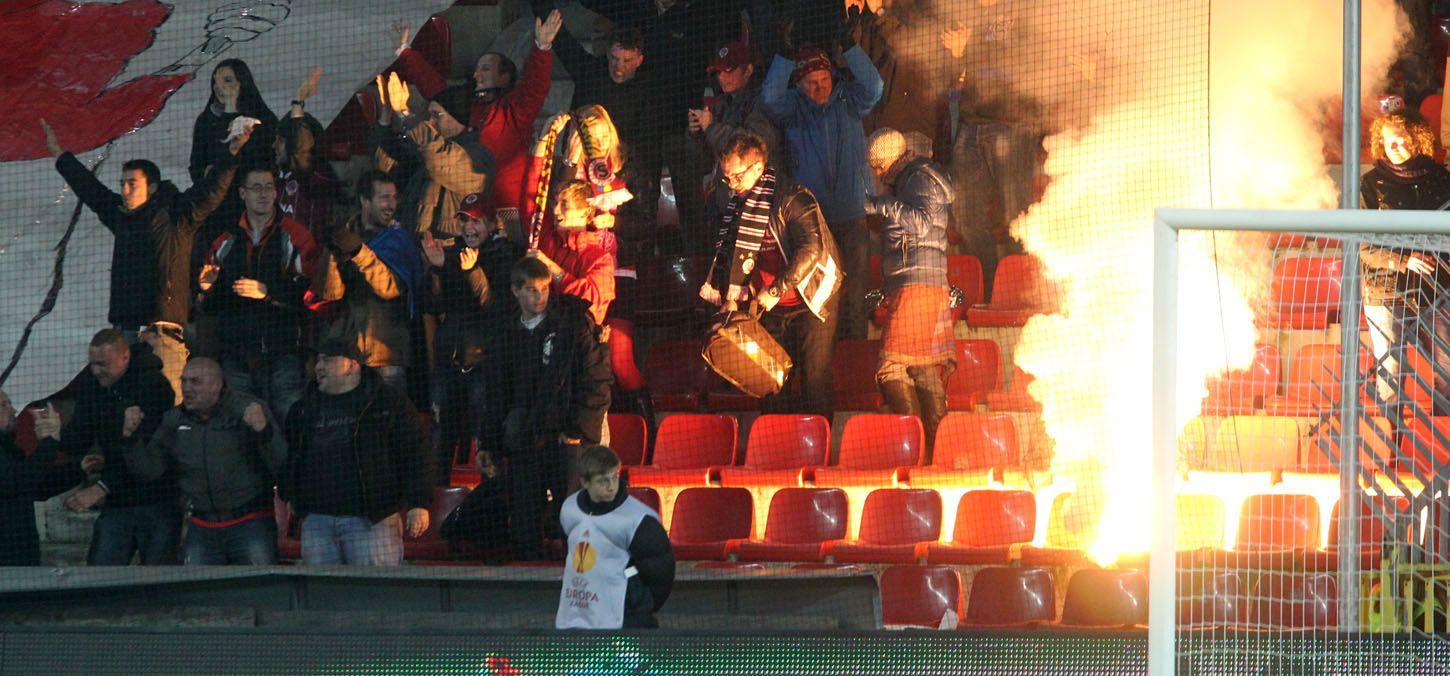 Fotbaloví fanoušci Sparty Praha v utkání Evropské ligy proti Olympique Lyon.