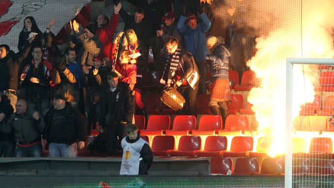 Fotbaloví fanoušci Sparty Praha v utkání Evropské ligy proti Olympique Lyon.