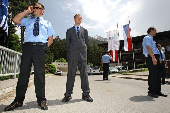 Rakousko - Seefeld. Před hotelem Dorint postává ochranka a vyhlíží autobus.