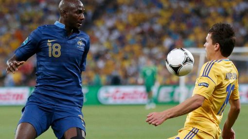 Alou Diarra sleduje Jevhena Konopljanku, který si zpracovává míč v utkání Ukrajiny s Francií ve skupině D na Euru 2012