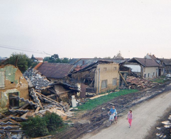 Archivní snímek z povodní v roce 1997, které postihly třetinu země, nejvíce Moravu a východní Čechy.