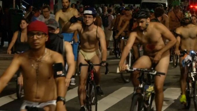 Brazilci chtěli podpořit cyklistiku. Do ulic vyrazili nazí.