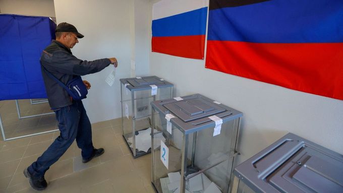 Volič v Mariupolu odevzdává hlas v referendu o připojení samozvané Doněcké lidové republiky k Rusku.