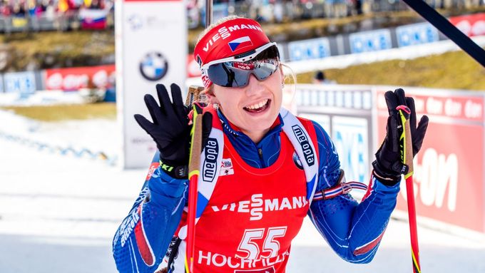 Podívejte se na fotografie z dnešního stíhacího závodu biatlonistek v rámci Světového poháru v Hochfilzenu, v němž byla Lucie Charvátová jen kousek od senzační medaile.