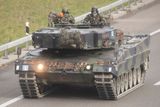 Německo také spojencům povolilo vývoz jejich Leopardů, vyráběných ve spolkové republice. Tanky už přislíbily Polsko, Nizozemsko, Norsko nebo Finsko.