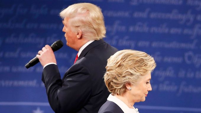 Donald Trump a Hillary Clintonová během debaty v St. Louis.