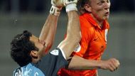 Nizozemský útočník Dirk Kuyt (vpravo) se snaží přehlavičkovat slovinského gólmana Samira Handanoviče v kvalifikačním zápase o EURO 2008.