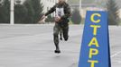 A recruit runs during a fitness test in an infantry unit camp based in Kiev October 15, 2012. Sign reads "Start". REUTERS/Gleb Garanich (UKRAINE - Tags: MILITARY) Published: Říj. 15, 2012, 12:23 odp.