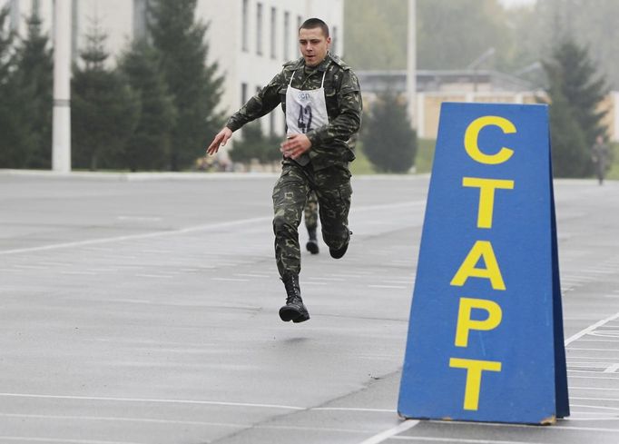 A recruit runs during a fitness test in an infantry unit camp based in Kiev October 15, 2012. Sign reads "Start". REUTERS/Gleb Garanich (UKRAINE - Tags: MILITARY) Published: Říj. 15, 2012, 12:23 odp.