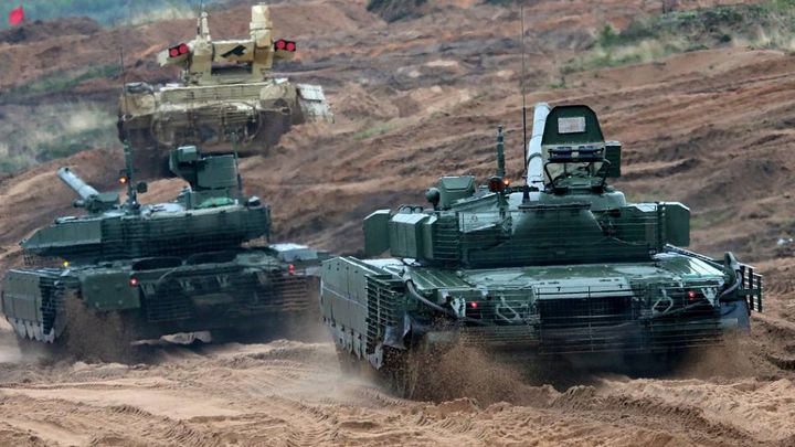 Rusové chrlí své nejlepší tanky závratným tempem. A nejspíš ne kvůli Ukrajině; Zdroj foto: Aktuálně.cz/TASS