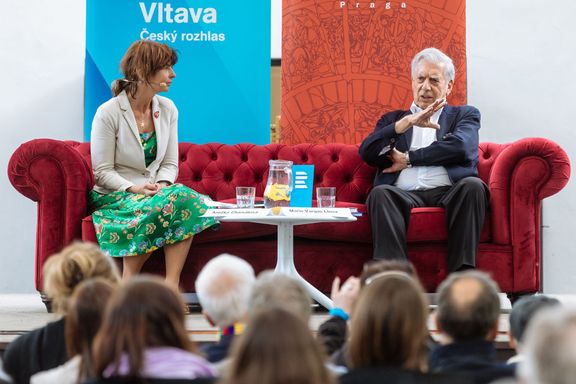 "Znáte má díla lépe než já," poklonil se Mario Vargas Llosa své české překladatelce, hispanistce Anežce Charvátové (vlevo).
