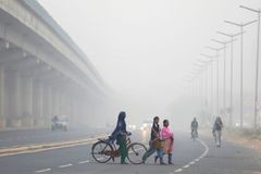 Hasiči a vodní děla začnou sprchovat Dillí, aby se rozptýlil dusivý oblak smogu
