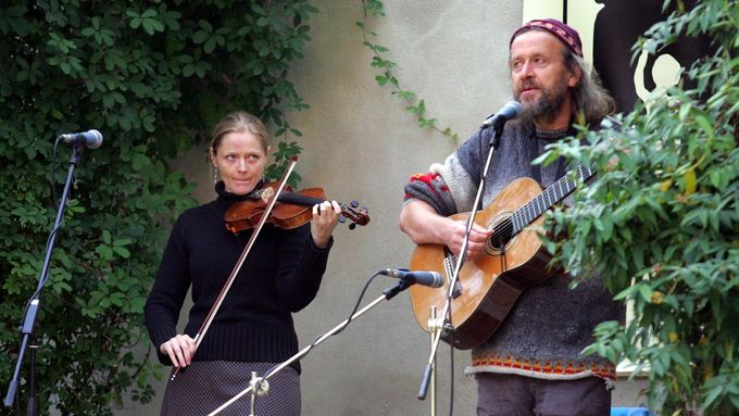 Oldřich Janota (na snímku s manželkou Romanou) byl formát na státní cenu, přesto nikdy nedostal ani výroční ocenění typu Anděl nebo Vinyla.