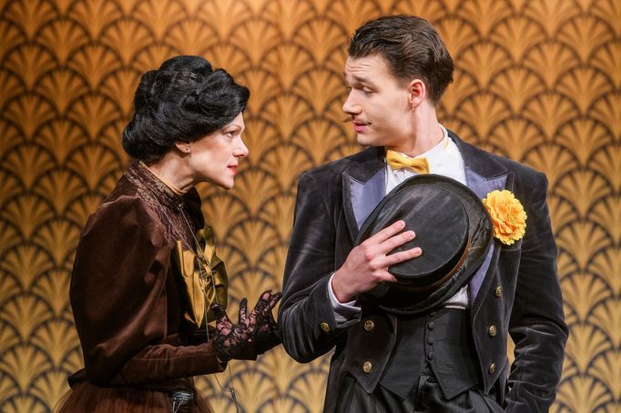 Na snímku ze Španělské mušky jsou Zuzana Ščerbová jako Emma a Matyáš Darnady coby advokát Dr. Fritz Gerlach.