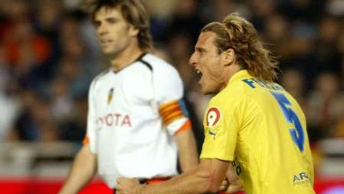 Kapitá Villarrealu Diego Forlan z Uruguae oslavuje gól před kapitánemfront Valencie Davidem Albeldou.