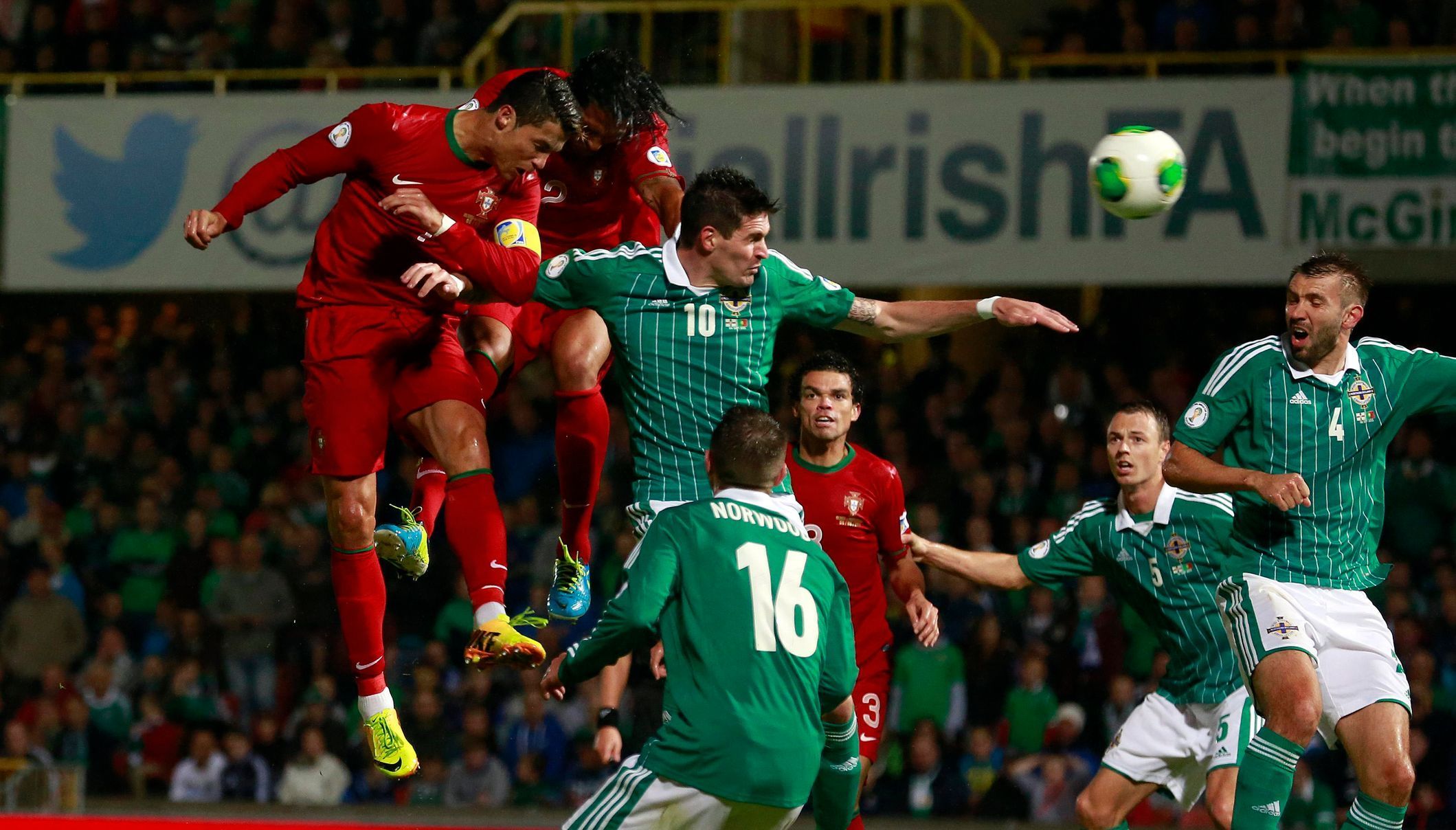 Fotbal, kvalifikace MS, Severní Irsko - Portugalsko: Cristiano Ronaldo (vlevo) dává gól