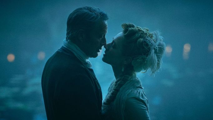 Mads Mikkelsen jako Ludvig Kahlen a Kristine Kujath Thorp v roli Edel.