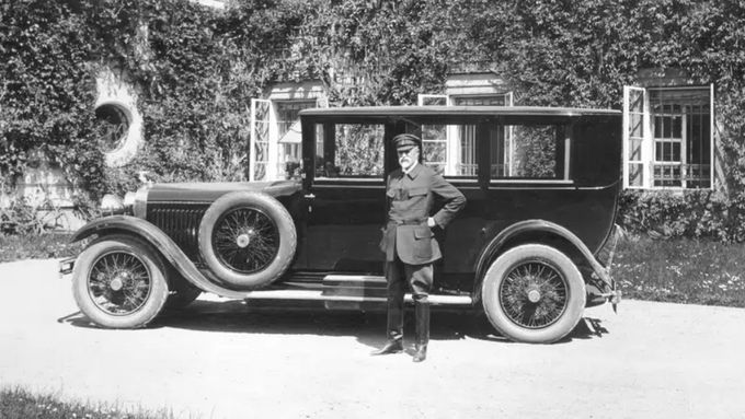 První československý prezident Tomáš Garrigue Masaryk a jeho Škoda Hispano-Suiza v roce 1926.