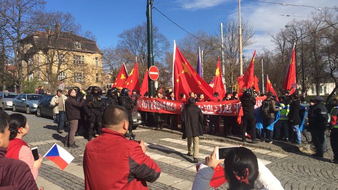 Při návštěvě čínského prezidenta v Praze se v ulicích objevily hloučky vítačů i demonstrantů.