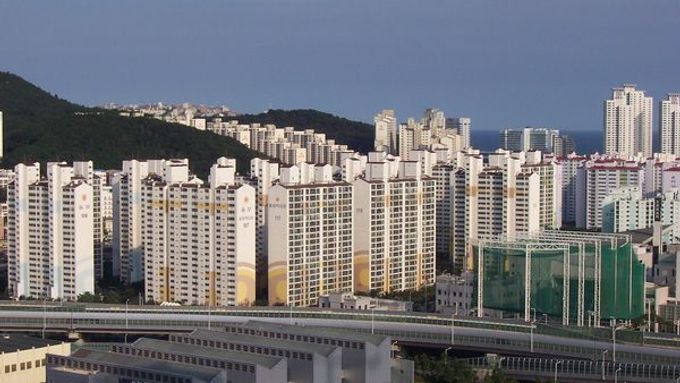 Ve městech bydlí stále více lidí. (Pusan, Jižní Korea.)