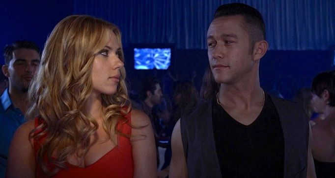 Komedií Don Jon's Addiction režisérsky debutuje herec Joseph Gordon-Levitt (Looper, Lincoln), který hraje i hlavní roli - Jona Martella. Tento sukničkář je závislý na pornografii a vede nezávazný život. Je však nespokojen, a rozhodne se získat lepší intimní zkušenosti. Dostane životní lekci, a to díky dvěma odlišným ženám, do nichž se zamiluje. Jednu z nich hraje Scarlett Johansson (Ztraceno v překladu, Avengers).