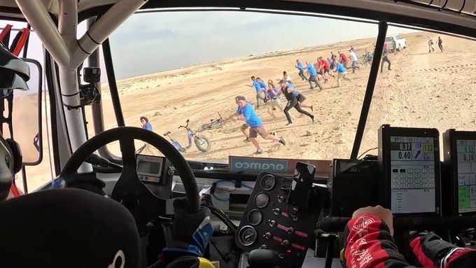 Podívejte se, jak Martin Šoltys prohnal v prologu Rallye Dakar fanoušky kolem trati.