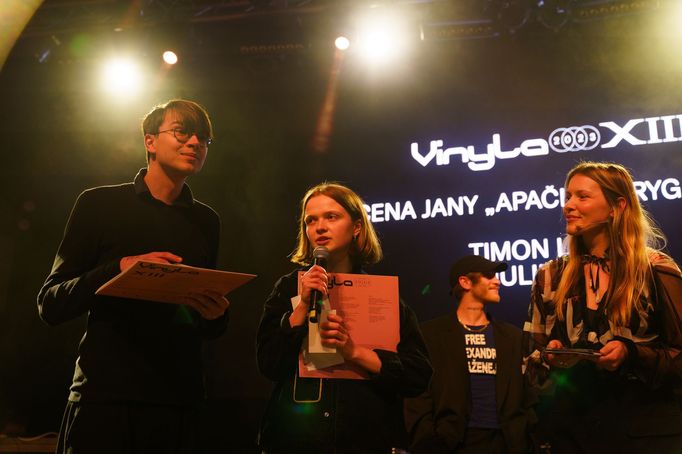 Cenu Jany "Apačky" Grygarové za publicistiku si odnášejí Julie Pátá (druhá zleva) a Timon Láska.
