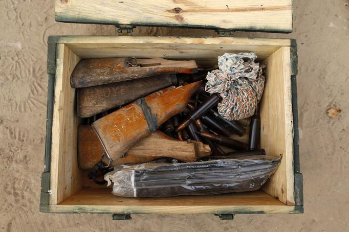 Malian gendarmes show weapons used by Islamist rebels at a military camp in the centre of Timbuktu February 1, 2013. REUTERS/Benoit Tessier (MALI - Tags: POLITICS CIVIL UNREST CONFLICT) Published: Úno. 1, 2013, 7:04 odp.