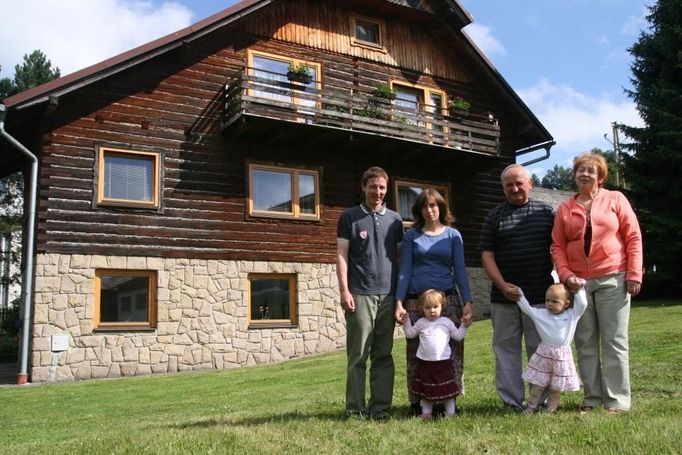 Farma rodiny Ondruchových Lokalita: Valašská Bystřice  Ondruchovi se od počátku hospodaření věnují zemědělské činnosti, která je typická pro oblast Valašska - tedy chovu dojných ovcí. Mléko od stáda zhruba 110 ovcí je zpracováváno ve vlastní minimlékárně a prodej sýrů, tradiční žinčice a dalších výrobků z plně ekologické produkce je zajištěn přímo z obchůdku na farmě. Doplňkovou činností Ondruchových je výroba originální kruhové dojírny pro ovce podle vlastního návrhu. Zařízení umožňuje stovku ovcí podojit přímo na pastvině během jedné hodiny a zájem je o něj mezi chovateli v ČR i zahraničí. 