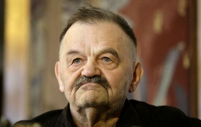 Austrian artist Alfred Hrdlicka listens during the opening of an exhibition to commemorate the occasion of the 70th anniversary of Austria's Anschluss (absorption) by~~Nazi Germany in Vienna March 10, 2008. REUTERS/Leonhard Foeger (AUSTRIA