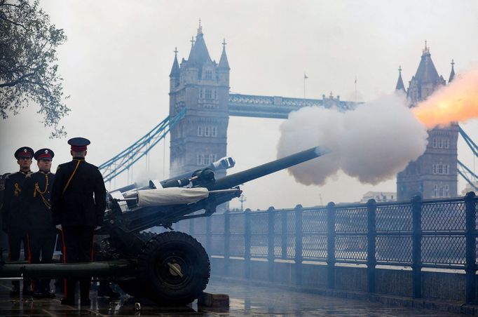 Čestné salvy u příležitosti korunovace, v pozadí Tower Bridge.