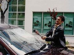 Přední sklo Renaultu ve filmu Samotáři ne a ne povolit