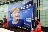 "Díky za šestnáct let tvrdé práce." Dělníci odstraňují děkovný billboard s fotografií Angely Merkelové krátce před volbami, které se v Německu uskutečnily 26. září.