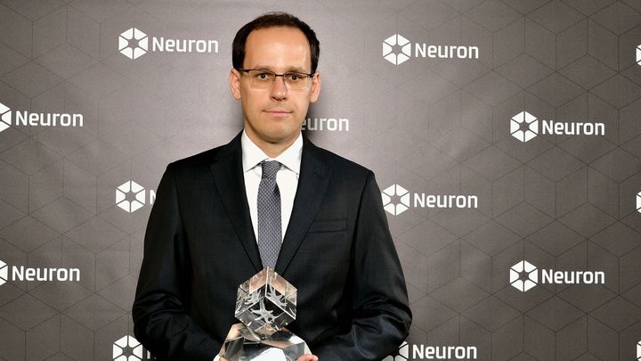 Ptejte se astrofyzika Ondřeje Pejchy na výbuchy hvězd, gravitační vlny i černou díru