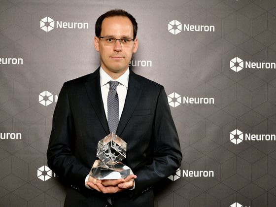 Ondřej Pejcha s cenou Nadačního fondu Neuron.