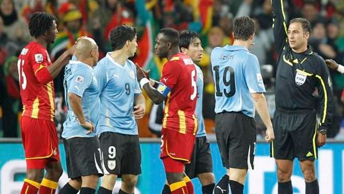Luis Suárez vidí červenou kartu v zápase s Ghanou