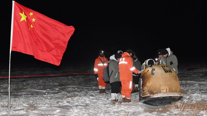 Foto: Po 44 letech se část Měsíce dostala na Zemi. Čínská sonda se vrátila se vzorky