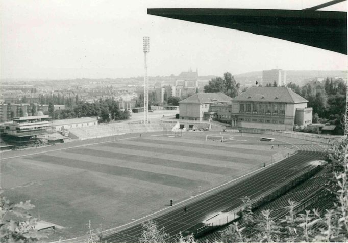 Stadion Juliska, přestavba východní tribuny