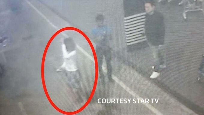 Žena podezřelá z vraždy Kim Čong-nama na záběrech bezpečnostní kamery.