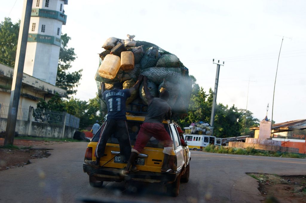Ne pro články! Fotogalerie: Přetížení navzdory. Tak se v dopravě riskuje s nadměrnýn nákladem. / Sierra Leone