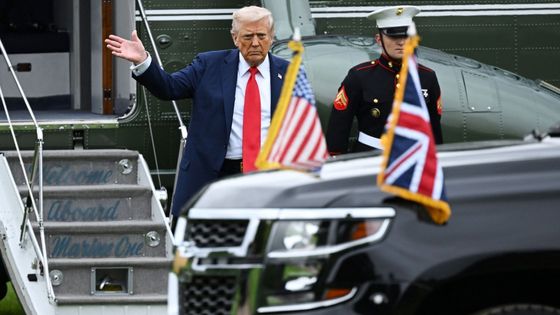 Trump vyjednával s králem a premiérem, Melanie a královna potkaly skauty