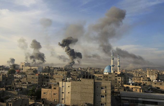 Smoke billows after Israeli air strikes near smuggling tunnels between the southern Gaza Strip and Egypt, on November 21, 2012 in Rafah. Fighting raged on both sides of Gaza's borders Wednesday despite intensified efforts across the region to thrash out a truce to end a week of violence that has cost 136 Palestinian and five Israeli lives.