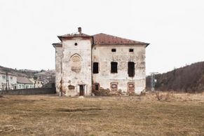 Šlechtická sídla na odpis. Slovenská fotografka mapuje rozpad opuštěných památek