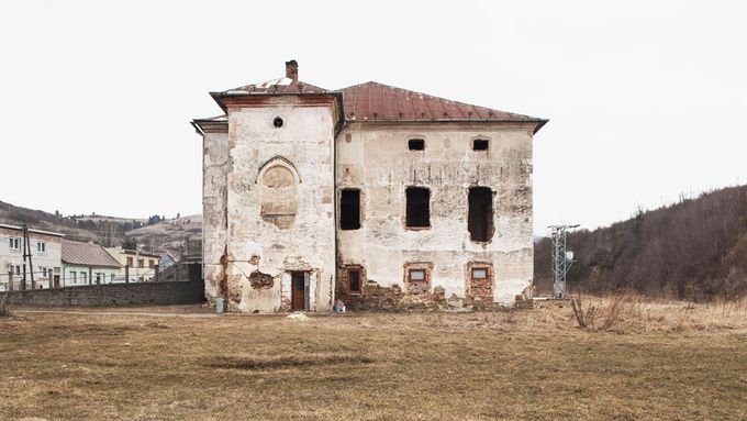 Šlechtická sídla na odpis. Slovenská fotografka mapuje rozpad opuštěných památek