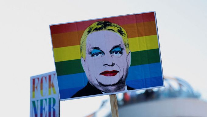 Lidé si přinesli transparenty a trička s nalíčeným konzervativním premiérem Viktorem Orbánem.