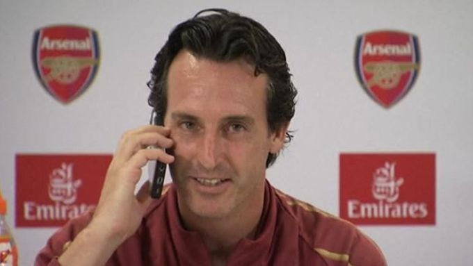 Unai Emery, trenér Arsenalu, při tiskové konferenci odpovídá do mobilu